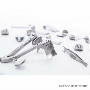 Los Specula Caspar con acabado negro presentan cuchillas de 75 milímetros diseñadas para una retracción quirúrgica precisa y una visibilidad óptima. - Product Image 3