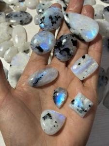 En BU GEMS, piedras preciosas de cabujón de piedra lunar arcoíris al por mayor para la fabricación de joyería. - Product Image 2