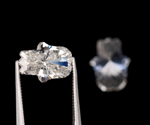 เพชร OM GEMS รุ่นยอดนิยม 3.92 กะรัต CVD/HPHT เพชรเลี้ยงในห้องปฏิบัติการ รูปทรงฮัมซาแบบสั่งทำพิเศษ คุณภาพ VVS-VS เจาะด้วยเลเซอร์ เพชรคู่สำหรับทำเครื่องประดับ - Product Image 3