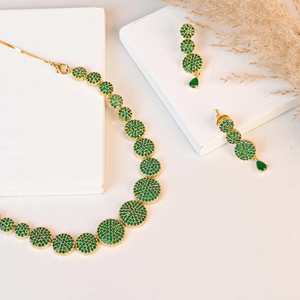Conjunto de collar y aretes chapados en oro verde esmeralda, hechos a mano en latón, para novias y fiestas de boda. - Product Image 3
