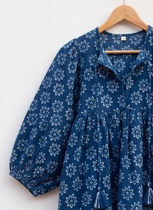 Blusa Indigo Tradicional con Estampado a Mano, 100% Algodón, Cuello con Lazo de Encaje Floral, Transpirable, Estilo Étnico Informal para Mujer - Product Image 2
