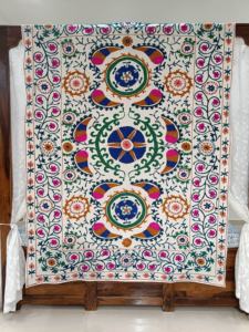 Cubrecama de Algodón 100%, Color Brillante, Bordado Aari, Estilo Kantha, Diseño Floral, Hecho a Mano - Product Image 2