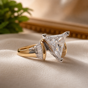 Bague de fiançailles en diamant taille trillion plaqué or jaune 18 carats avec bande en moissanite pour cadeau d'anniversaire de mariage - Product Image 1