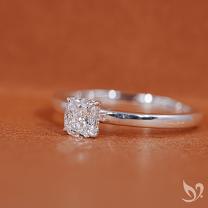 Anillo de compromiso solitario con halo oculto de diamante de laboratorio de 0.5 ct, corte cojín alargado, certificado IGI, en oro blanco de 10K - Product Image 2