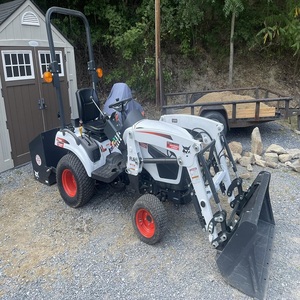 Tracteur Bobcat 4x4 robuste pour travaux agricoles, moteur diesel avec chargeur frontal et système hydraulique pour l'agriculture - Product Image 1