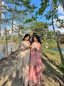 ชุดสตรีแบบดั้งเดิมของอินเดีย ชุดออกงานดีไซน์เนอร์ ชุดปักเลื่อมลายจิมมี่ เสื้อท่อนบนพร้อมกางเกงชาราร่า และผ้าคลุมไหล่ปักลายลูกไม้ - Product Image 3