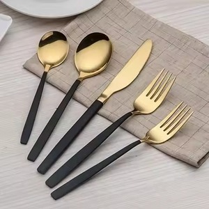 Ensemble de couverts élégants en métal pour table de cuisine, cuillère, fourchette, paire de service, parfait pour une mise en scène contemporaine de la salle à manger - Product Image 2