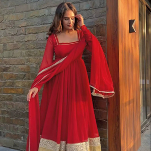 Traje de tres piezas de diseño con efecto de flores artificiales, que incluye Anarkali de manga larga y Plazzo con Dupatta elegante, para proveedores mayoristas. - Product Image 1