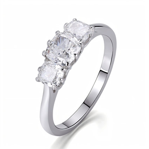 แหวนเพชรสามเม็ด ดีไซน์คลาสสิก ทองคำขาว 10K เพชรหลัก 1 กะรัต ทรงคุชชั่น เพชรแล็บแอมเมอร์ แหวนหมั้นสำหรับผู้หญิง - Product Image 1
