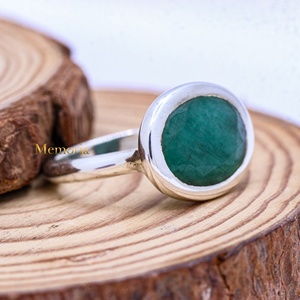 Anillo Solitario de Plata de Ley 925 con Esmeralda Ovalada Natural Facetada en Bisel, Joyas Memoria, Venta al Por Mayor - Product Image 1