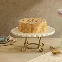 Support à gâteau en forme de croissant avec pieds en métal, élégant support à gâteau en marbre avec base en métal doré