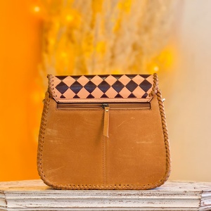 Sac bandoulière en cuir de vachette fait main à motif à carreaux, sac à l'épaule en cuir de vachette à poils, élégant et durable, sac multi-usages - Product Image 3