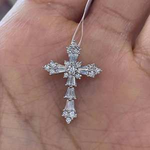 Colgante de Cruz de Diamantes de Lujo, Plata de Ley 925, Moissanita de Corte Baguette y Redondo, Amuleto Religioso, Colgante Cristiano - Product Image 1