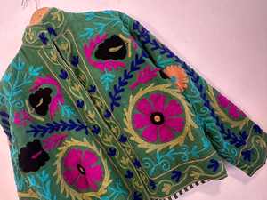 Chaqueta Bomber de Terciopelo Rosa con Bordado Suzani, Estilo Hippie Vintage, Abrigo Cálido de Invierno, Chaqueta Floral, Regalo para Ella - Product Image 4