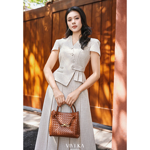 Ensemble deux pièces élégant pour femme du Vietnam : Haut asymétrique beige à volants et jupe midi plissée – Style décontracté et bureau – ODM OEM DYLAN - Product Image 2