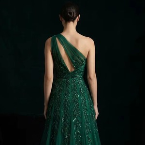 Robe de soirée élégante vert émeraude à une épaule avec motif de feuilles en sequins |   Fournisseur de robes de soirée de luxe B2B pour les détaillants - Product Image 2