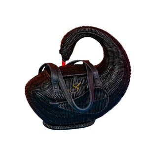 Panier de rangement en rotin noir de luxe en forme de cygne, sac bandoulière élégant en osier tressé à la main et organisateur de bureau - Product Image 1