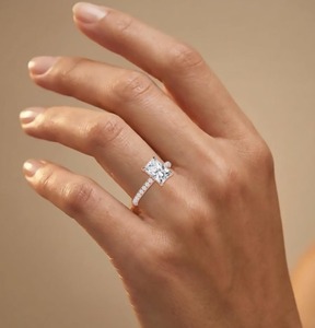 Bague de fiançailles de luxe classique en or rose 10 carats avec diamant solitaire de laboratoire taille radiant et taille rond de 2,42 carats au total - Product Image 5