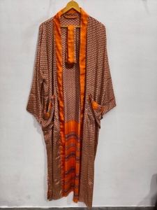 Robe kimono de luxe en soie patchwork, cache-maillot de bain, tenue de nuit, longue robe, kimono indien vintage fait main en soie de sari recyclée - Product Image 4