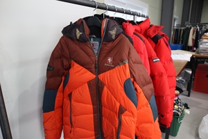 Yoursup Chaqueta Acolchada de Plumas de Pato y Ganso Coreana Auténtica Usada, Pacas Transparentes de 100 kg de Ropa al por Mayor en Stock - Product Image 3