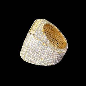 Bague de mariage en moissanite ronde taille brillant avec sertissage clos en argent de designer, bijoux fins modernes pour fiançailles et anniversaire, pour femmes et hommes - Product Image 5
