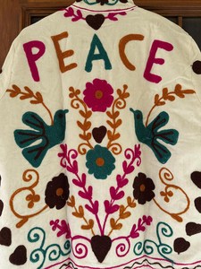เสื้อแจ็คเก็ตปักลายซูซานีผ้าฝ้ายทำมือ Love Bird & Peace สไตล์โบโฮลายดอกไม้ เสื้อคลุมสั้นทำมือ ของขวัญแฮนด์เมด เสื้อคลุมกันหนาวสำหรับฤดูหนาว - Product Image 6