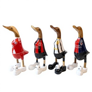Figura de jugador de fútbol americano en forma de pato, artesanía de bambú - Product Image 1