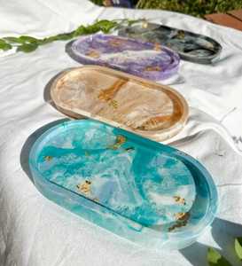 Elegante Juego de Bandeja y Posavasos de Resina de Ágata Color Crema Perla, Plato Decorativo de Forma Irregular con Borde Dorado para Café - Product Image 6