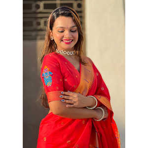 Sari en soie Paithani rouge traditionnel, tissé Zari, motif Vitthala God pour femmes par Elite Weaves 650g - Product Image 3