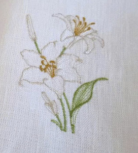 Serviette de cocktail en lin brodée motif fleur de lys blanc vintage, 6x6 po, ourlet festonné, durable, pour décoration de table et maison, vente en gros - Product Image 3