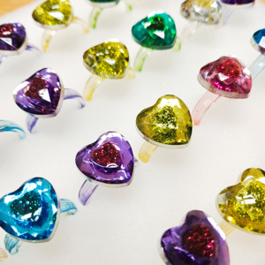 Anillos de Plástico Transparentes con Forma de Corazón para Niñas - Colores Surtidos de Alta Calidad - Product Image 2