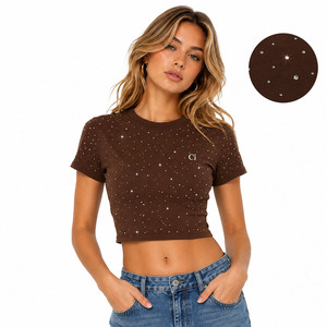 T-shirt court marron scintillant personnalisé orné de strass pour femme, coupe ajustée, manches courtes, col rond, style Baby Tee, haut de luxe glamour OEM en gros - Product Image 1
