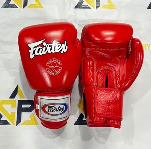 สายรัดข้อมือหนังแท้แบบ Hook & Loop สีแดง Fairtex สำหรับถุงมือชกมวยไทย คิกบ็อกซิ่ง สำหรับผู้ใหญ่ ยูนิเซ็กซ์ รุ่น CP-BG-91 - Product Image 1