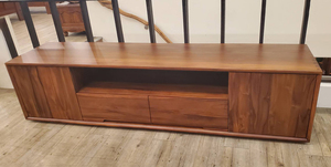 ตู้วางทีวีไม้สักสไตล์นอร์ดิกสมัยใหม่ ทนทาน เป็นมิตรต่อสิ่งแวดล้อม พร้อมบานประตู 2 บาน และลิ้นชัก 2 ช่อง สำหรับห้องนั่งเล่น เฟอร์นิเจอร์ตกแต่งบ้าน - Product Image 5