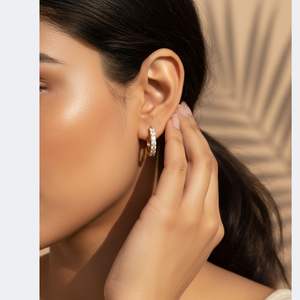 Pendientes de aro con diamantes redondos brillantes de 2.00 CTW y engaste compartido - Product Image 6