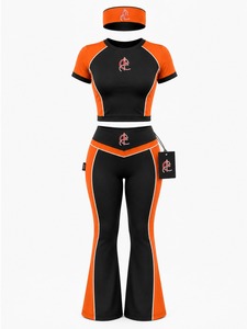 Ensemble confortable pour femme avec haut, leggings et bandeau, conçu pour la gym, le yoga, le jogging, les étirements et les tenues décontractées et actives. - Product Image 1