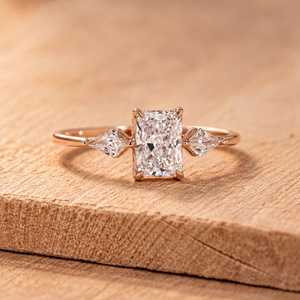Anillo de compromiso con 1 diamante radiante y 2 diamantes talla cometa cultivados en laboratorio, oro macizo de 10K, 14K, 18K, diseño de joyería fina, certificado IGI, color E VVS - Product Image 2