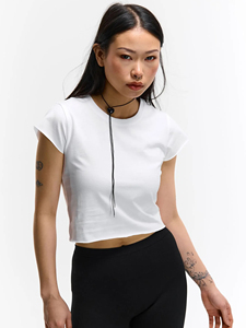 T-shirt court pour femme en coton et élasthanne, coupe ajustée, manches courtes, bords bruts, style Y2K streetwear, personnalisable avec logo OEM - Product Image 2