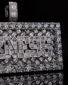 จี้เพชรโมอิสซาไนต์ทรงบาแกตต์แบบ Iced Out พร้อมตัวอักษรชื่อ  ทำจากเงินแท้ 925 ดีไซน์หรูหรา สไตล์ฮิปฮอป แร็ปเปอร์  ประดับเพชร  ผ่านการทดสอบคุณภาพเพชร - Product Image 5