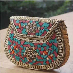Sac à main fait main en incrustations de résine rouge et verte avec incrustation en métal doré et sangle en chaîne pour mariage et fête - Product Image 1