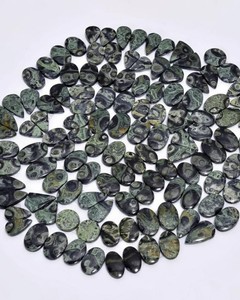 Paire de cabochons en jaspe Kambaba naturel, lisses et polis, assortis, pierres précieuses vertes et noires à motif orbiculaire, pour la fabrication de bijoux - Product Image 1