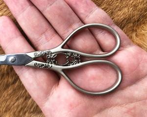 Tijeras Vintage de Lujo de Antique Creations - Hechas a Mano con Hojas de Acero Inoxidable, Diseño Grabado, Afiladas para Sastrería, Bordado, Regalo - Product Image 2