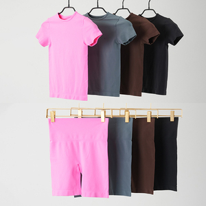 เสื้อยืดและกางเกงขาสั้นผู้หญิงผ้าอีลาสเทนเนื้อนุ่มไร้รอยต่อ คอกลม แขนสั้น สกรีนโลโก้ได้ตามต้องการ ชุดโยคะสำหรับใส่เป็นชุดชั้นใน - Product Image 3