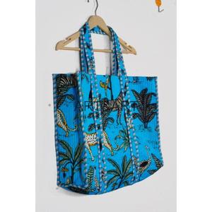 Sac fourre-tout indien fait main en coton matelassé à motif floral vintage pour le shopping, à porter à l'épaule, pour le marché, rangement personnalisé - Product Image 4