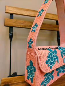 Sac à bandoulière perlé fait main, durable et léger, pour tortue de mer |   Sac à rabat tendance pour femme |   Perles de rocaille artisanales - Product Image 6