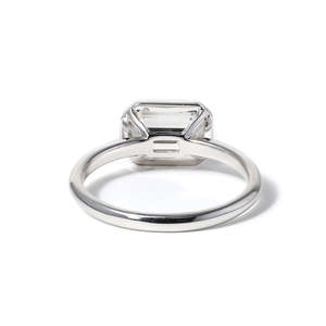Bague de fiançailles solitaire moderne en or blanc massif 14 carats avec diamant de laboratoire taille émeraude 2 carats pour femme, sertie clos à l'est et à l'ouest - Product Image 6