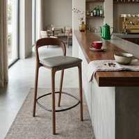 Tabouret de bar moderne minimaliste en frêne nordique, revêtement en cuir couleur pêche, design durable et écologique, mobilier de bar pour la maison