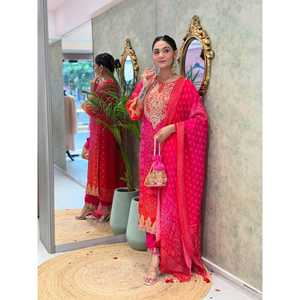 Impresionante Conjunto Elegante de Top, Pantalón y Dupatta de Tela Satinada para Fiesta - Product Image 4