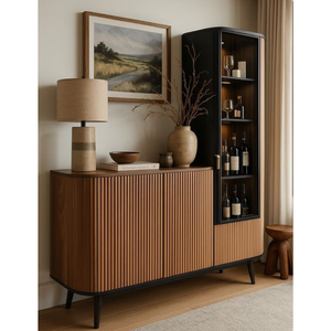 Buffet en teck rainuré avec vitrine intégrée et structure surélevée à cadre noir - Product Image 1