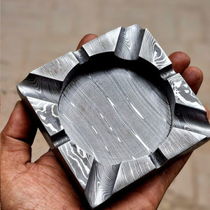 Cendrier en métal à motif Damas de qualité supérieure, cendrier durable fait à la main pour cigarettes, cigares, usage domestique ou au bureau - Product Image 1